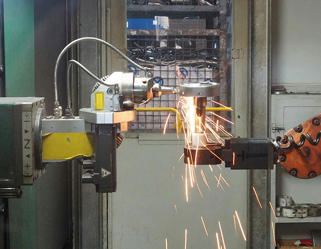 Taglio laser con braccio robotico in azione