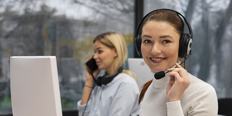 ragazza sorridente mentre presta supporto telefonico al cliente